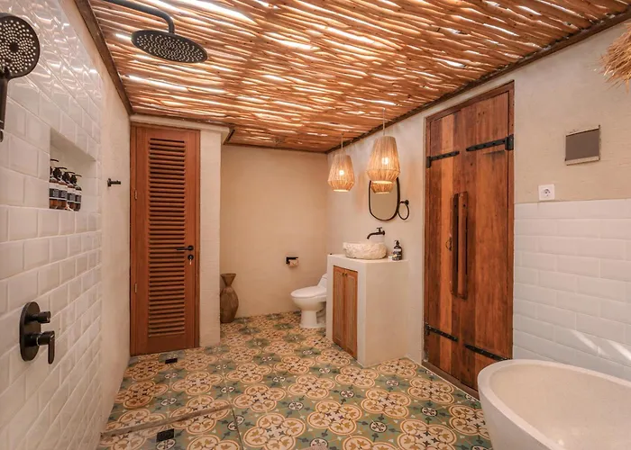 Layla - 7br In Pererenan - With Private Pool, Spa, Cinema & Gym